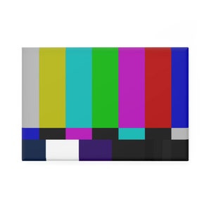 Könnte beinhalten: Ein farbenfrohes Fernseh-Testbild mit abwechselnden horizontalen Balken in Schwarz, Weiß, Grau, Gelb, Cyan, Grün, Magenta, Rot und Blau.