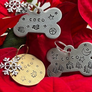 Étiquette d’identification pour animal de compagnie - Étiquette de chien - Étiquette de collier de chien - Étiquette de nom d’animal de compagnie - Étiquette de chien estampillée à la main - Personnalisé - Personnalisé - Noël - Forêt - Étoiles - Flocon de neige