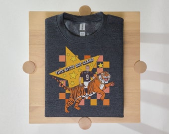 Bluza z okrągłym dekoltem w stylu vintage unisex Joe Burrow Cincinnati Bengals Retro Tiger, koszulka piłkarska, koszulka NFL, sportowy prezent dla niego i dla niej
