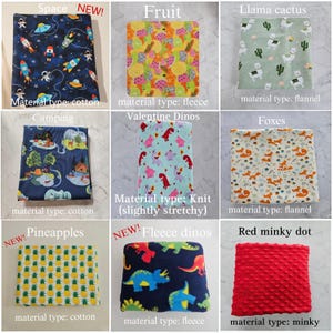 K&ouml;nnte beinhalten: Ein Raster aus neun Stoffmustern mit verschiedenen Motiven wie Weltraum, Obst, Lamas, Camping, Dinosaurier, F&uuml;chse, Ananas und roten Minky-Punkten. Jedes Quadrat ist mit seinem Thema und der Materialart wie Baumwolle, Fleece oder Flanell beschriftet.