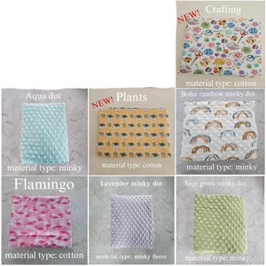 K&ouml;nnte beinhalten: Eine Sammlung von Stoffmustern mit verschiedenen Mustern und Texturen. Die Designs umfassen Bastelbedarf, Topfpflanzen, Regenb&ouml;gen, Flamingos sowie einfarbige Minky-Stoffe mit Noppenstruktur in Aqua, Lavendel und Salbeigr&uuml;n.
