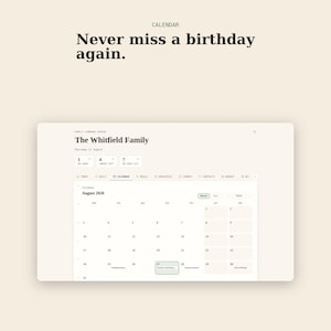 以下が含まれることがあります： The Whitfield Familyというタイトルのデジタルカレンダーインターフェース。Never miss a birthday againというテキストが表示されています。2026年8月のレイアウトには、日々の予定、食事、買い物、予算のナビゲーションタブが含まれており、明るい色調のデザインです。