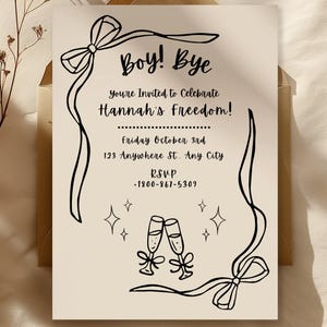 Peut inclure: Carte d'invitation crème avec texte noir "Boy! Bye" et "You're Invited to Celebrate Hannah's Freedom!". Le design comprend des rubans, des flûtes à champagne et des étoiles. Le numéro de téléphone RSVP est inclus.