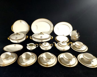 Vintage Théodore Haviland Limoges , France . Tea and Dinnerware 35 Piece Set. Made in 1919.