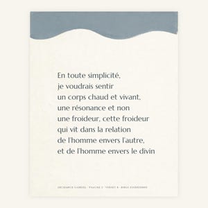 May include: A rectangular print featuring a wavy slate blue border at the top and cream-colored background. The text reads: En toute simplicité, je voudrais sentir un corps chaud et vivant, une résonance et non une froideur, cette froideur qui vit dans la relation de l'homme envers l'autre, et de l'homme envers le divin.