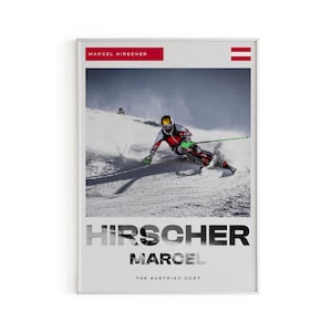 Könnte beinhalten: Ein gerahmtes Poster mit einem Skifahrer in Aktion auf einer schneebedeckten Piste. Das Poster trägt oben den Namen "MARCEL HIRSCHER" und unten "HIRSCHER MARCEL THE AUSTRIAN GOAT". Der Skifahrer trägt einen rot-schwarzen Skianzug.