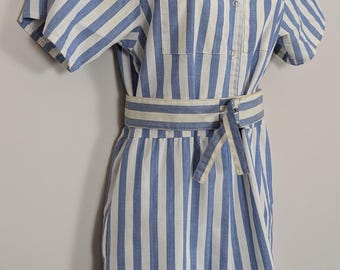 Vintage ca 1970-talet | Franska ben | Blå- och vitrandiga | 100 % bomull | Kort jumpsuit / Sparkdräkt | Storlek 5/6 | Maritim, mysig, luftig