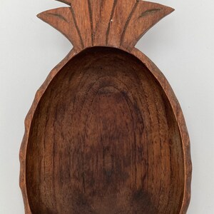 Vintage 1960-, 1970-tal | Ananasfat | Handskuren serveringsskål i trä | Mid-Century Modern (MCM) | Hawaii, Tiki | Teak, Apakapsel