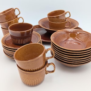 Peut inclure: Un ensemble de tasses à thé et de soucoupes en céramique brune avec un motif côtelé. L'ensemble comprend un petit bol et un grand bol avec un motif assorti.