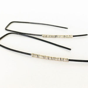 Orecchini neri e argento / Orecchini moderni / Orecchini in argento sterling / Orecchini avvolti in filo / Orecchini leggeri