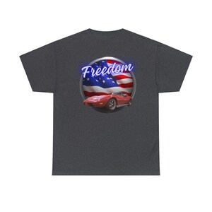 Może przedstawiać: Szary t-shirt z melanżem z czerwonym Corvette i amerykańską flagą w kółku z napisem "Freedom" w niebieskim neonowym foncie.