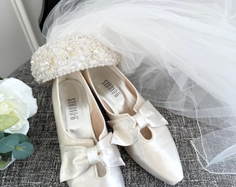 1990s Studio 8 Vintage Weddings Heels / Pumps Size 8.5  Bow Top , kitten heel , white satin , original shoe box