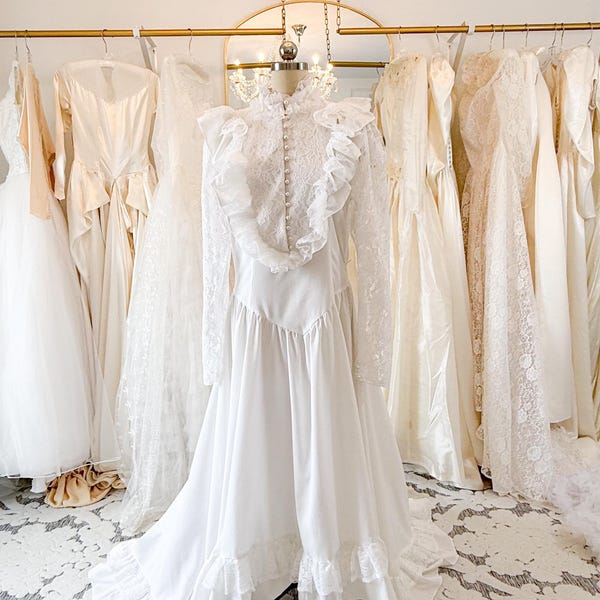 Vintage Country, Western, Cottage Core , white ruffle and lace wedding dress . 1980s/1990s / Pearl buttons. Fully washed/ ready to wear
