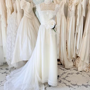 2nd hand wedding dresses Dress Consignment Hand-Me-Gowns Bridal Dress Clearance Pre Owned Designer