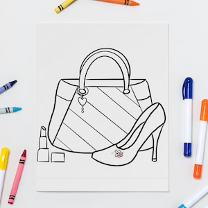Puede incluir: Dibujo lineal en blanco y negro de un bolso, un zapato de tac&oacute;n y un l&aacute;piz labial sobre papel blanco. L&aacute;pices de colores y rotuladores de varios colores rodean el papel, lo que sugiere una actividad para colorear o un tema de moda.