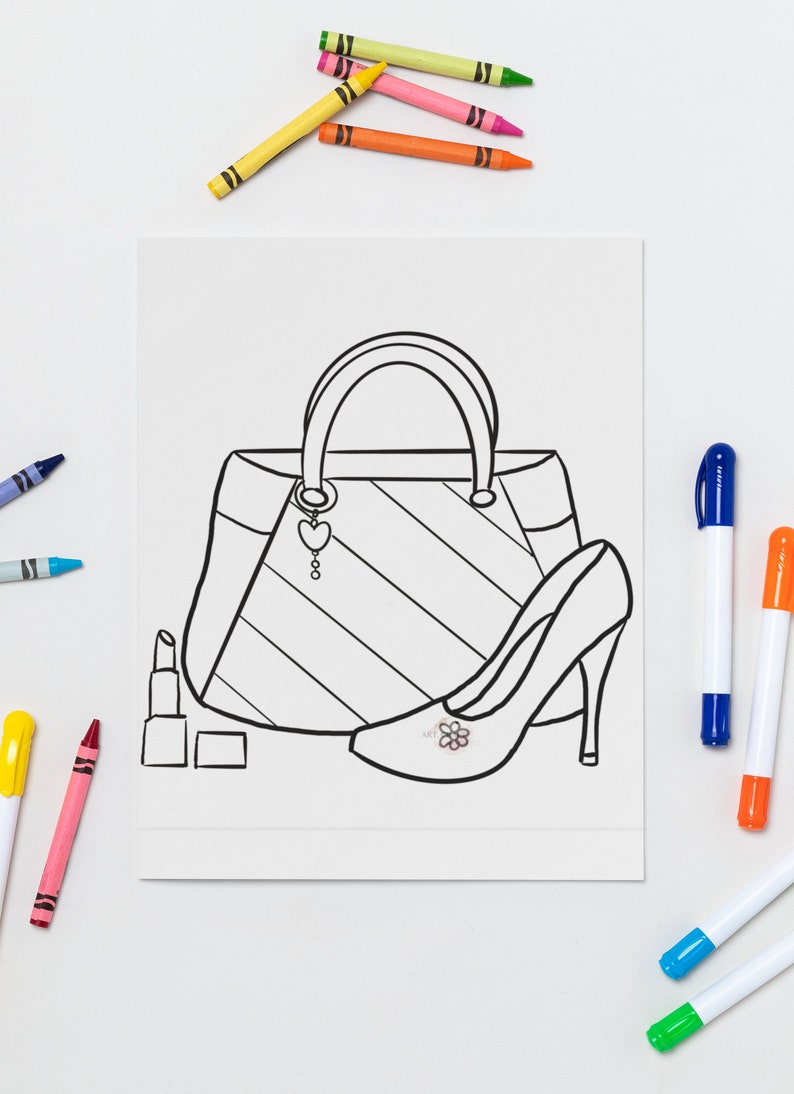 Puede incluir: Dibujo lineal en blanco y negro de un bolso, un zapato de tac&oacute;n y un l&aacute;piz labial sobre papel blanco. L&aacute;pices de colores y rotuladores de varios colores rodean el papel, lo que sugiere una actividad para colorear o un tema de moda.