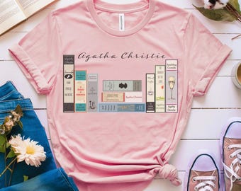 Agatha Christie Bücher Unisex Jersey Kurzarm-T-Shirt, Agatha Christie Bücherregal-T-Shirt, Agatha Christie-Romantitel-Buch-T-Shirt, Agatha Christie