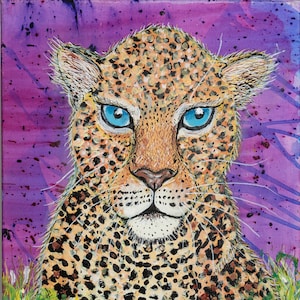 Superbe léopard aux yeux bleus en violet