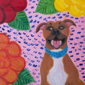 Perro staffy con flores