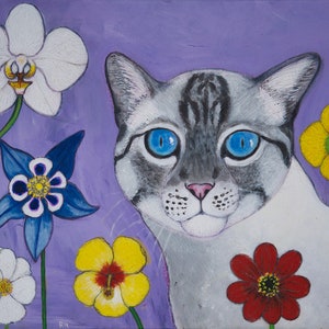Chat tigré aux yeux bleus avec des fleurs