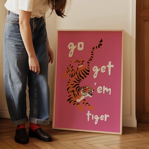Go Get 'Em Tiger Print ~ Y2K 90er Jahre Funky Poster ~ Retro Illustration ~ Trendige Raumdekoration ~ Groovy Pink ~ Inspo Girl Power Zitat Studentenwohnheim