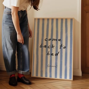 Poster Come Back To Bed Please Druck ~ Typografie Poster ~ Ästhetische Wandkunst ~ Schlafzimmer Schlaf Müde Gemütlich ~ Blaues Poster ~ Wand Kunst Geschenk