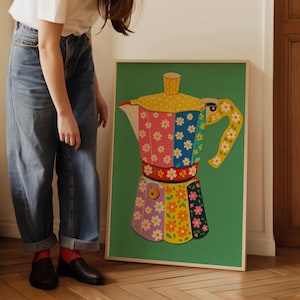 Può includere: Una stampa artistica incorniciata con un'illustrazione colorata e stravagante di una caffettiera. Il design incorpora motivi floreali e a pois in una vivace tavolozza di rosa, giallo, blu e verde, su sfondo verde.