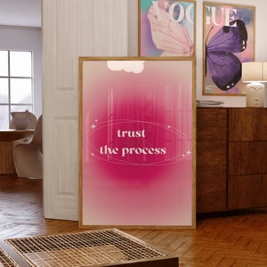 Cartel de afirmación de degradado granulado rosa ~ Confiar en el proceso ~ Cartel de aura retro ~ Arte de pared espiritual ~ Impresión de aura rosa ~ Descarga digital