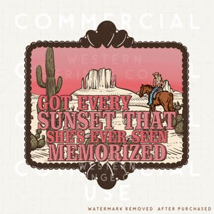 Pu&ograve; includere: Un'illustrazione in stile vintage di un tramonto con un cowboy a cavallo. Il testo dice "Got every sunset that she's ever seen memorized".
