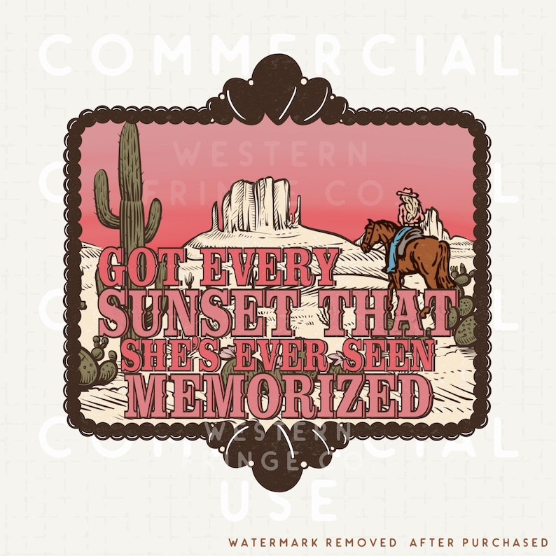 Pu&ograve; includere: Un'illustrazione in stile vintage di un tramonto con un cowboy a cavallo. Il testo dice "Got every sunset that she's ever seen memorized".