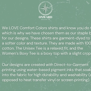 Puede incluir: Texto sobre un fondo verde salvia de Onward Design Co. que explica que las camisas Comfort Colors son la base de los dise&ntilde;os. Las camisas est&aacute;n te&ntilde;idas en prenda, son 100% algod&oacute;n e impresas con tintas pigmentadas al agua.