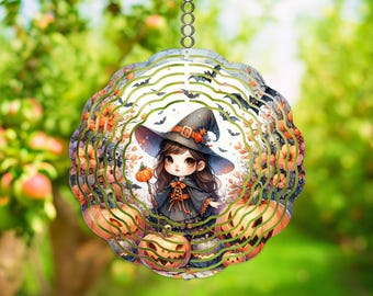 Peut inclure: Ornement décoratif d'Halloween avec une sorcière de dessin animé portant un chapeau noir et une cape, entourée de citrouilles et de chauves-souris. Le design en couches présente des accents verts et orange, idéal pour la décoration saisonnière.