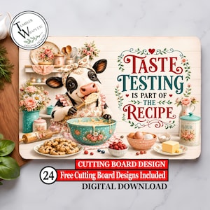 Könnte beinhalten: Ein rechteckiges Schneidebrett-Design mit einer schwarz-weißen Kuh in einer geblümten Schürze und Kopftuch, die Teig in einer Schüssel rührt. Der Text lautet TASTE TESTING IS PART OF THE RECIPE. Mit Illustrationen von Keksen, Mehl, Eiern und Butter.
