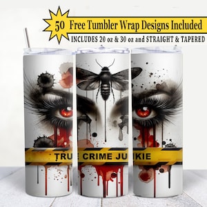 Könnte beinhalten: Weißer Becher mit einem grafischen Design mit einer Motte, roten Augen und blutartigen Tropfen. Der Text "TRUE CRIME JUNKIE" wird auf einem gelben Warnband-Design angezeigt. Enthält 50 kostenlose Becher-Wrap-Designs.