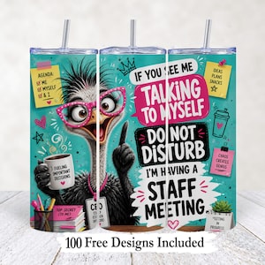 Peut inclure: Un gobelet cylindrique bleu sarcelle avec une paille, illustré d'une autruche portant des lunettes roses et tenant une tasse marquée Fueling Important Decisions. Le texte indique If You See Me Talking To Myself Do Not Disturb I'm Having A Staff Meeting.