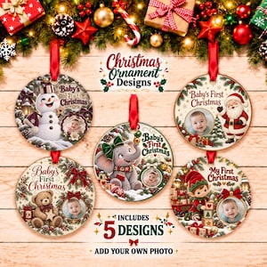 Puede incluir: Cinco adornos navideños redondos con cintas rojas, cada uno con una ilustración festiva única y un espacio para una foto personal. Los diseños incluyen un muñeco de nieve, Santa Claus, un elefante, un oso de peluche y un elfo, con el texto Baby's First Christmas o My First Christmas.