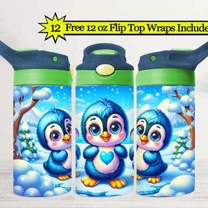 Op de afbeelding: Drie waterflessen met blauwe en groene klapdeksels met een wintertafereel met tekenfilm-pinguïns. De tekst 12 Free 12 oz Flip Top Wraps Included staat bovenaan. De pinguïns hebben blauwe veren, grote ogen en oranje voeten.