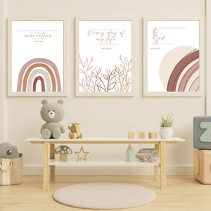 Könnte beinhalten: Drei gerahmte Drucke mit inspirierenden Zitaten und abstrakten Designs. Die Drucke zeigen einen Regenbogen, Blätter und einen Kreis mit einem Regenbogen. Die Drucke hängen an einer weißen Wand in einem Kinderzimmer.