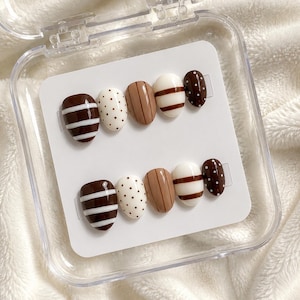 Chokladbruna mandelfärgade press-on naglar | Prickiga randiga höstset