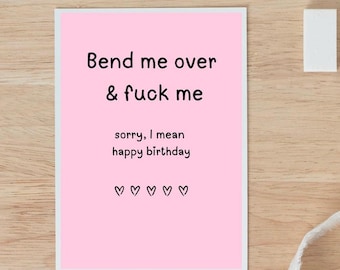 Puede incluir: Una tarjeta de felicitación rectangular con fondo rosa claro y texto en negro que dice: Bend me over & fuck me, sorry, I mean happy birthday, seguido de cinco pequeños corazones dibujados a mano centrados en la parte inferior.