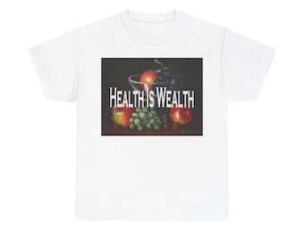 Puede incluir: Camiseta blanca con una imagen en blanco y negro de un cuenco de fruta con el texto "HEALTH IS WEALTH" impreso en la parte delantera.