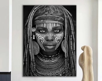 Op de afbeelding: Zwart-wit portret van een vrouw met ingewikkelde kralenjuwelen en witte tribale markeringen op haar gezicht.