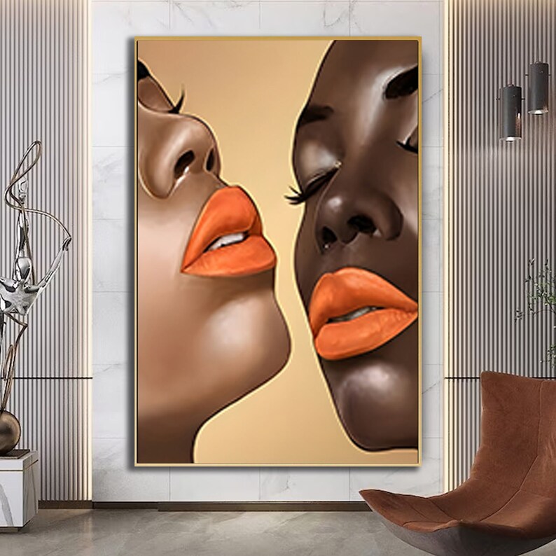 K&ouml;nnte beinhalten: Nahaufnahme von zwei Frauen mit leuchtend orangem Lippenstift. Die Frauen haben unterschiedliche Hautt&ouml;ne, eine ist hell und die andere dunkel. Der Hintergrund ist in einem hellen Pfirsichton gehalten.