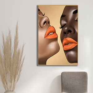 K&ouml;nnte beinhalten: Nahaufnahme von zwei Frauen mit leuchtend orangefarbenem Lippenstift. Die Frauen schauen in verschiedene Richtungen. Der Hintergrund ist in einem hellen Pfirsichton gehalten.