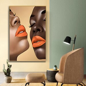K&ouml;nnte beinhalten: Ein digitales Gem&auml;lde von zwei Frauenportr&auml;ts mit Nahaufnahmen ihrer Lippen. Die Frauen haben unterschiedliche Hautt&ouml;ne und tragen leuchtend orangefarbenen Lippenstift.