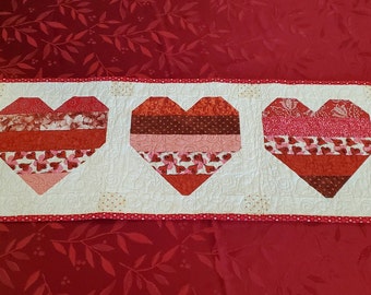 Chemin de table coeur, patchwork fait main, tissus sur le thème de la Saint-Valentin, 35 x 13 po
