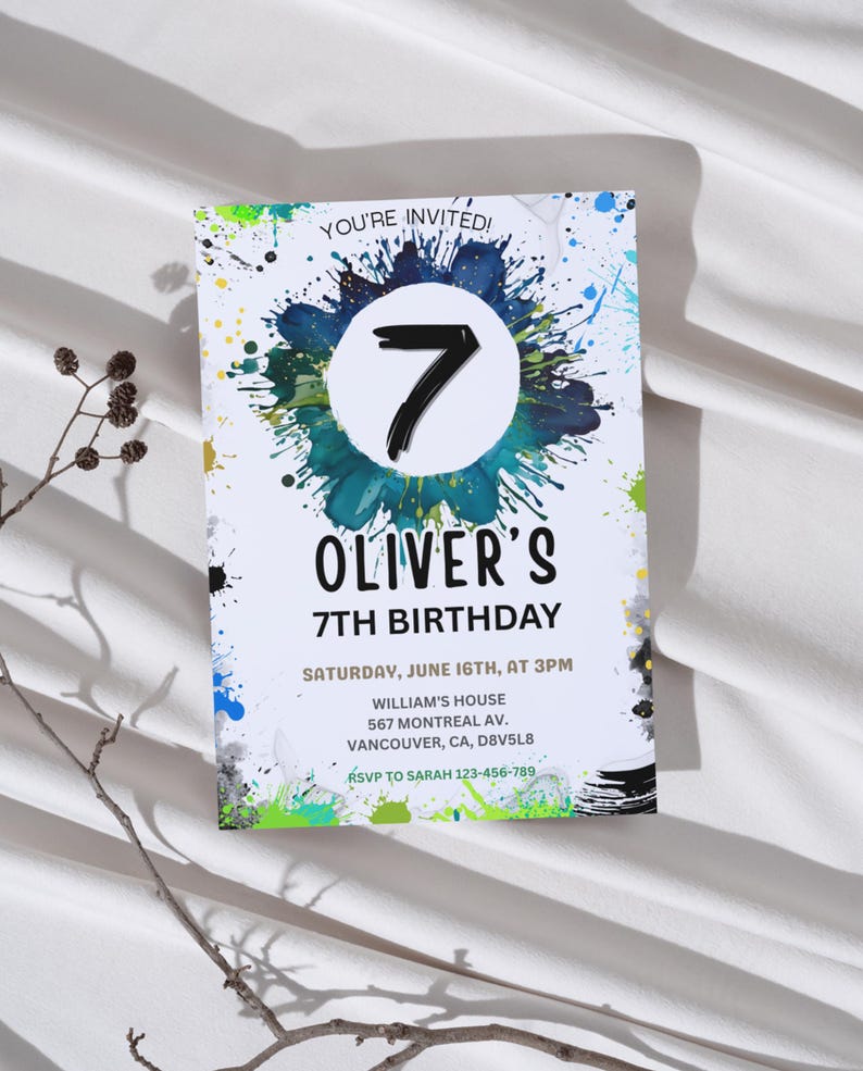Puede incluir: Una tarjeta de invitaci&oacute;n rectangular con fondo blanco y salpicaduras de pintura coloridas. La tarjeta presenta el texto "YOU'RE INVITED!" y "OLIVER'S 7TH BIRTHDAY". El n&uacute;mero "7" est&aacute; en un c&iacute;rculo blanco. El texto adicional incluye la fecha, la hora y el lugar.