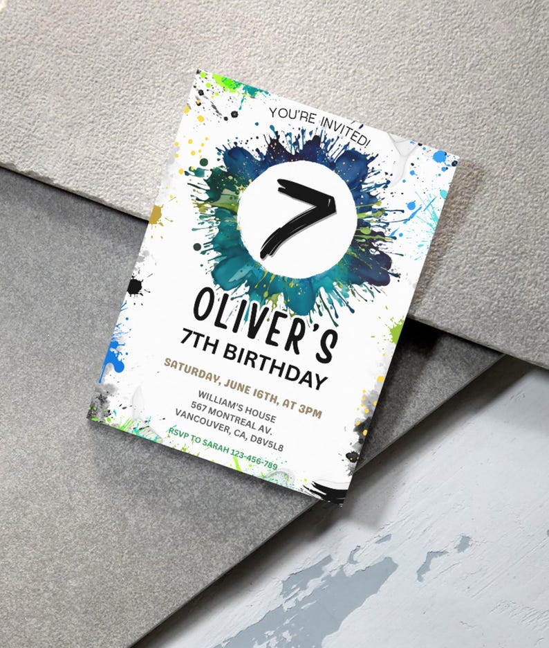 Puede incluir: Una tarjeta de invitaci&oacute;n blanca con salpicaduras de pintura coloridas y el texto "YOU'RE INVITED!" y "OLIVER'S 7TH BIRTHDAY". La tarjeta presenta un gran n&uacute;mero 7 dentro de un dise&ntilde;o de salpicaduras azul y verde. Incluye detalles del evento.