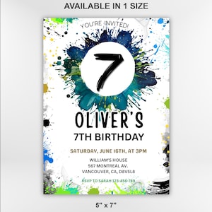 Puede incluir: Una invitaci&oacute;n de cumplea&ntilde;os blanca de 12,7 cm x 17,8 cm con salpicaduras de pintura coloridas. La invitaci&oacute;n dice "You're Invited!" y presenta el n&uacute;mero 7 en un c&iacute;rculo blanco. El texto dice "Oliver's 7th Birthday".