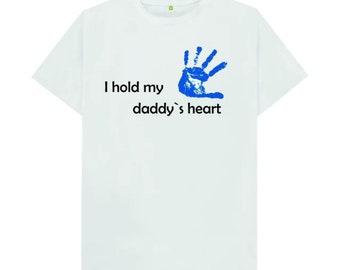 T-shirt élégant avec une main de votre enfant. Cadeau de famille avec émotion pour toutes les vacances. Un cadeau pour papa.